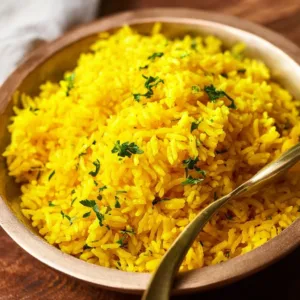 Schüssel mit Kurkuma-Reis, gesundes und aromatisches Gericht