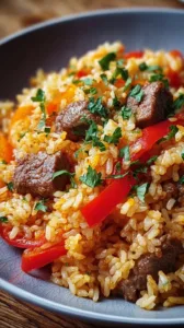 Serviertes serbisches Reisfleisch mit Fleisch und Gewürzen in einer Schüssel