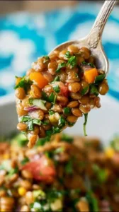 Leckere Mango Salad mit frischen Zutaten und bunten Farben