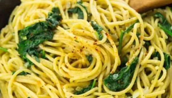 Zitronen-Spaghetti mit frischem Spinat und Zitronensauce als gesundes Gericht