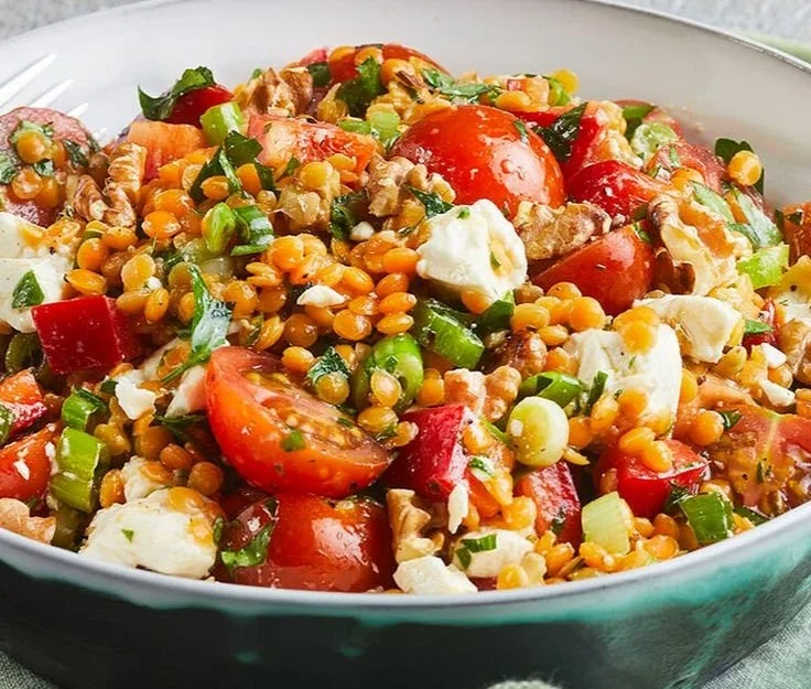 Bunter Rote-Linsen-Salat mit Schafskäse