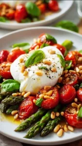 Bunte gesunde Salate mit frischen Zutaten