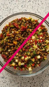 Linsensalat mit getrockneten Tomaten und Zucchini auf einem Teller