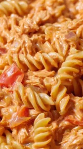 Nudeln mit Thunfisch in cremiger Tomatensauce