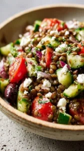 Orientalischer Kichererbsensalat mit frischen Zutaten und Gewürzen