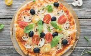 Schnelle Pizza ohne Hefe auf einem Teller, frisch gebacken und lecker.