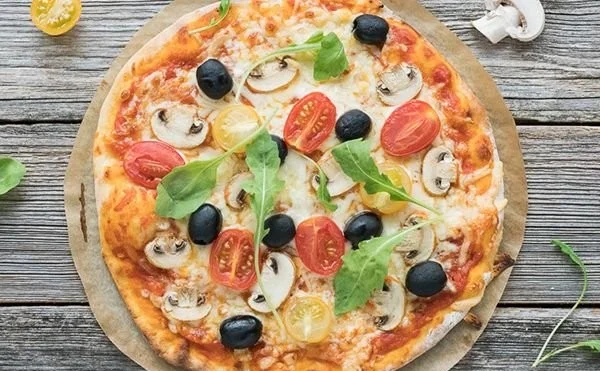 Schnelle Pizza ohne Hefe auf einem Teller, frisch gebacken und lecker.