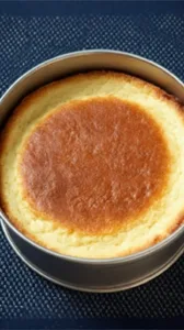 Schneller Käsekuchen auf einem Teller, perfekt für jede Gelegenheit