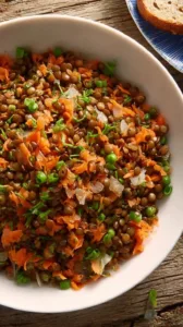 Schneller Linsensalat mit frischen Zutaten präsentiert in einer Schüssel.