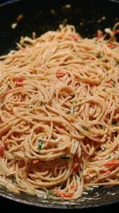 Spaghetti mit cremiger Thunfischsauce aus Frischkäse auf einem Teller