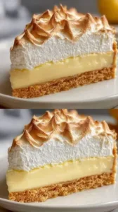 Köstlicher Tränchenkuchen auf einem Teller serviert