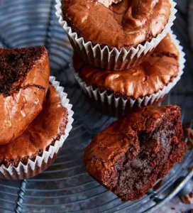 Frisch gebackene Brownie-Muffins auf einem Teller