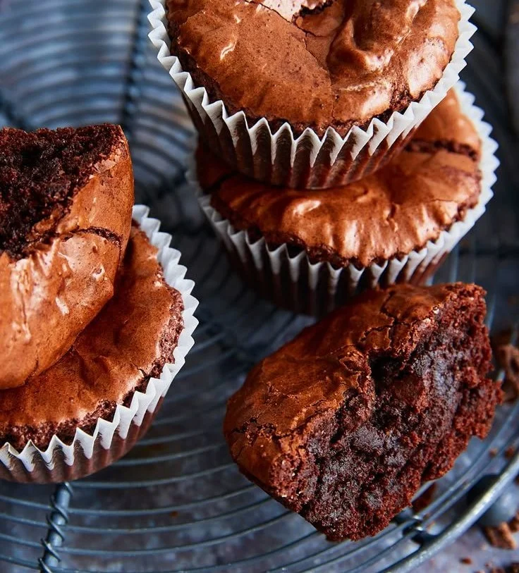 Frisch gebackene Brownie-Muffins auf einem Teller