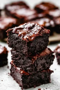 Schokoladige Brownies serviert auf einem Teller