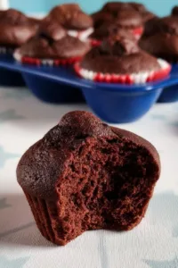 Fluffige Schokoladenmuffins frisch aus dem Ofen