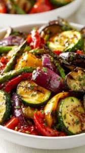 Buntes gegrilltes Gemüse auf dem Grill, ideal für gesunde Mahlzeiten.