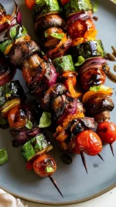 Gegrilltes Gemüse mit aromatischer Balsamico-Reduktion auf dem Grill