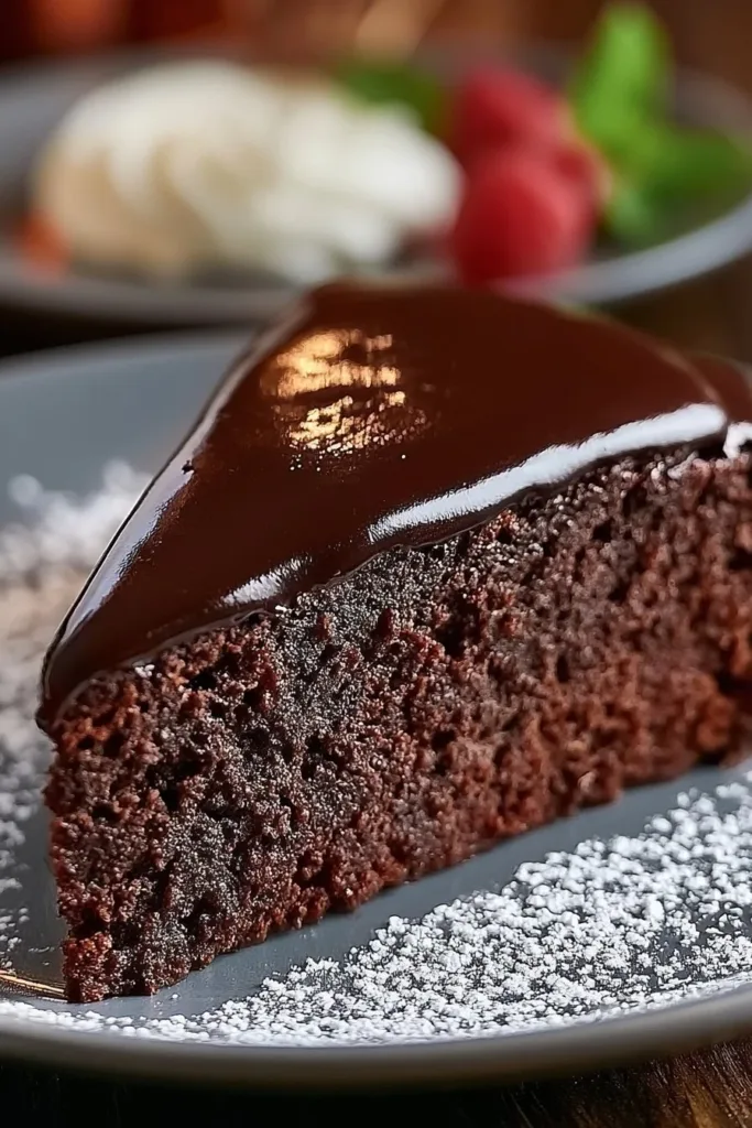 Perfekter Schokoladenkuchen mit zarter Schokoladendecke und frischem Obst