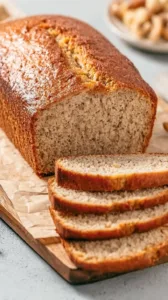 Leckerer Nusskuchen mit Nüssen und Schokolade, frisch gebacken.