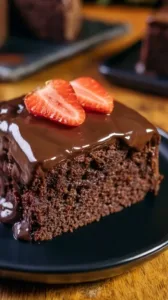 Saftiger Schokokuchen mit Schokoladenglasur auf einem Teller